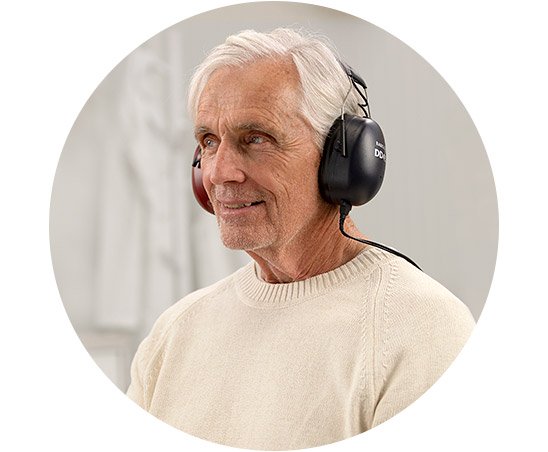 Afbeelding van vrouw tijdens gehoortest