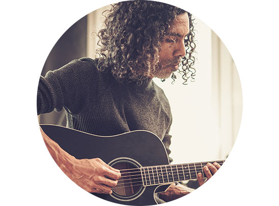 Bild på en man som spelar gitarr