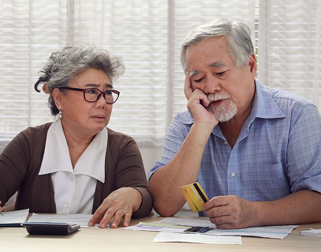 man en vrouw bespreken financiële documenten aan tafel