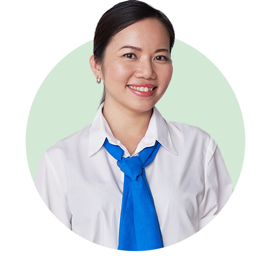 En person iført en hvid skjorte med en blå slipselignende tørklæde, placeret foran en lysegrøn cirkulær baggrund. Ansigtet er sløret, og der ses ingen tekst.