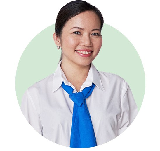 Une personne portant une chemise blanche avec une cravate bleu vif, sur un fond circulaire vert pâle, évoquant un professionnel, potentiellement dans un centre auditif comme Audika. Aucune marque spécifique visible.