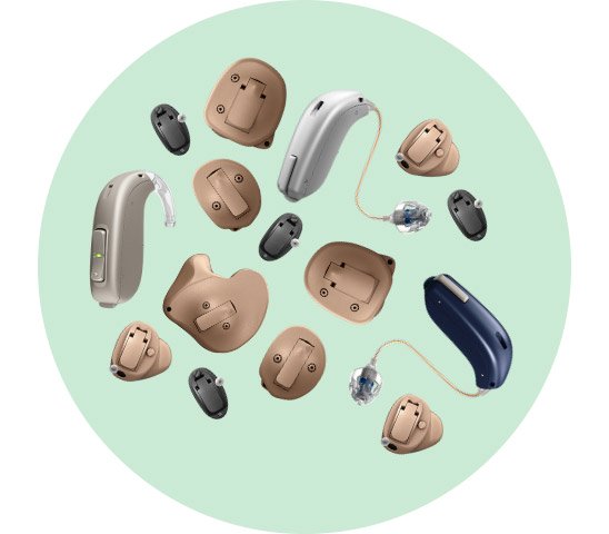 Eine Sammlung verschiedener Hörgeräte, darunter Hinter-dem-Ohr- und In-dem-Ohr-Modelle in beige, schwarz, silber und blau, präsentiert vor einem hellgrünen Hintergrund. Text fehlt.