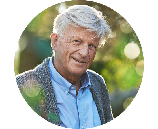 Un senior portant un appareil auditif dans un environnement extérieur lumineux