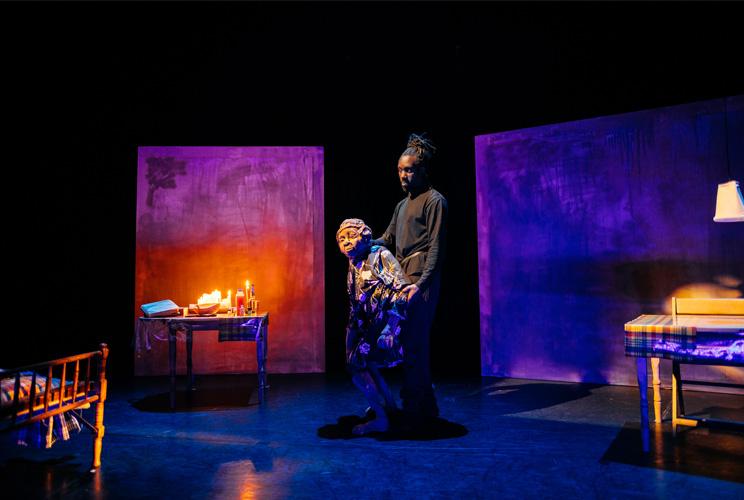 Wensley met een zelfgemaakte pop in zijn voorstelling Granmma