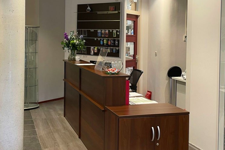 Hoortoestellenwinkel in Hoorn receptie met informatiebalie en brochures