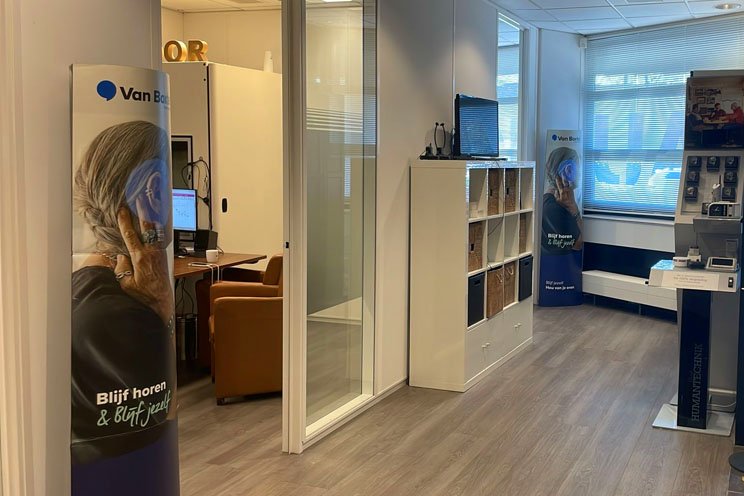 Hoorkliniek in Hoorn met testkamer en informatiemateriaal van Audika.
