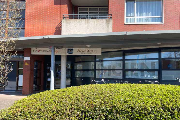 Audika hoorwinkels locatie Hoorn, ingang Joosten Hoorspecialisten bij fysiotherapiepraktijk.
