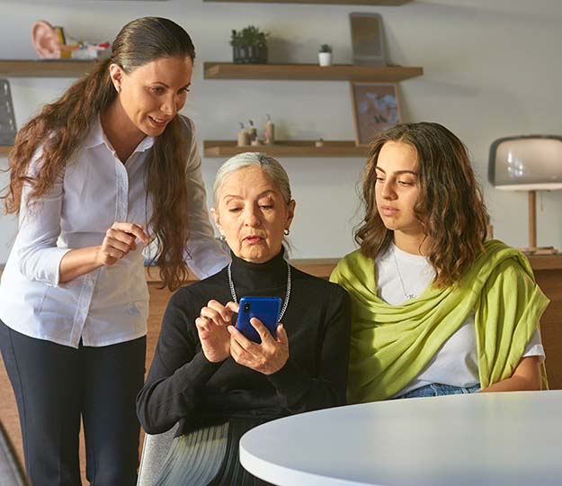 Kinderen helpen moeder om van haar oren te houden