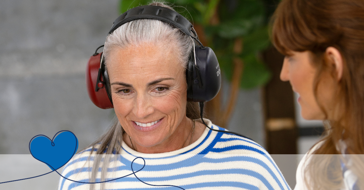 Ältere moderne Frau macht eine Hörtest in einem Audika Hörcenter