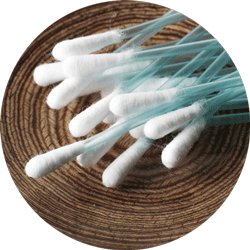 Baumwoll-Wattestäbchen mit blauen Plastikstielen auf einer Holzoberfläche