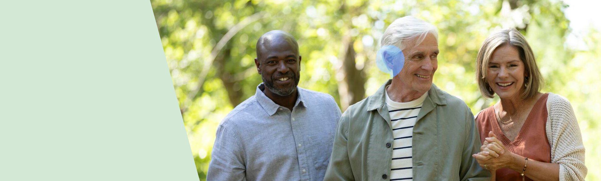 Audika Jobs: Menschen mit Hörgeräten geniessen gemeinsam einen Spaziergang – Symbol für Lebensqualität dank Audika.