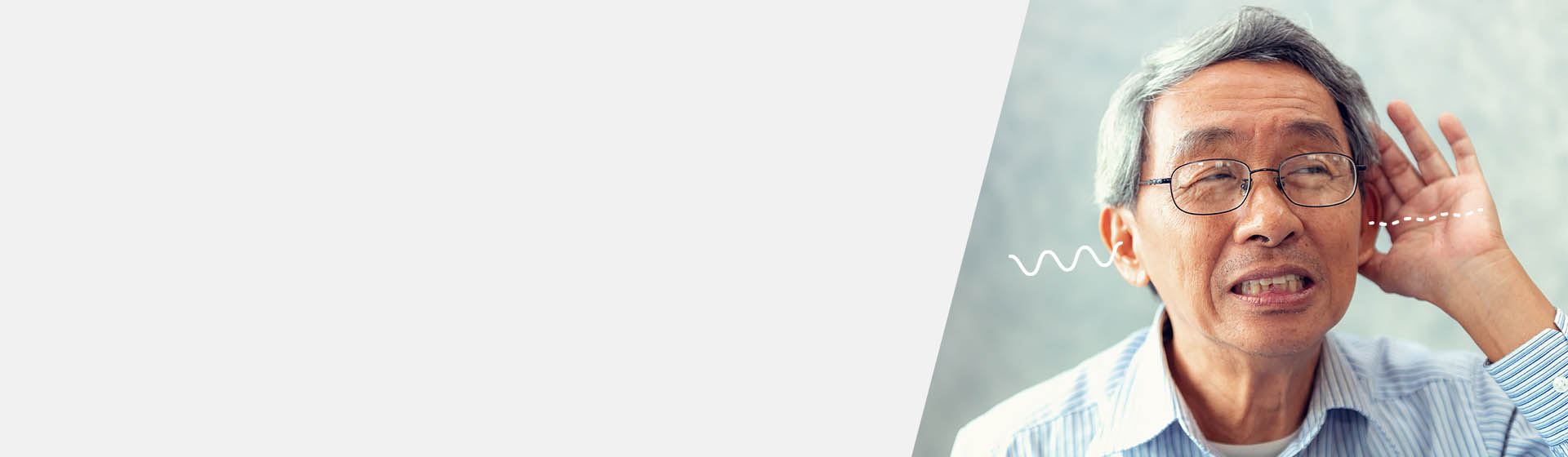 Ein älterer Mann hält seine Hand hinter das Ohr, um besser zu hören, begleitet von grafischen Schallwellen. Er trägt ein gestreiftes Hemd, der Hintergrund ist unscharf.