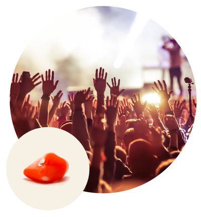 Konzertpublikum mit erhobenen Händen und individuell angepasstem Gehörschutz für laute Musik.