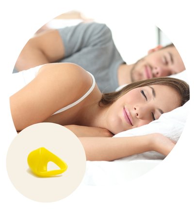 Gehörschutz zum Schlafen: Frau schläft entspannt neben schnarchendem Partner, dargestellt mit komfortablem In-Ear-Gehörschutz von Audika gegen Schnarchen und nächtlichen Lärm.