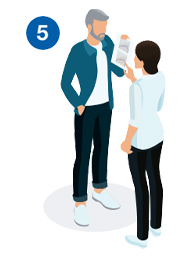 Eine Person hält ein Informationsblatt und erklärt es einem älteren Mann mit grauen Haaren; beide stehen in einer professionellen Umgebung, gekennzeichnet durch die Zahl 5 in einem blauen Kreis.
