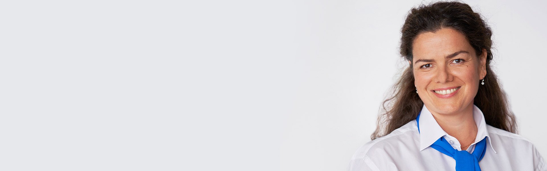 Hörakustiker spezialisiert auf die Behandlung von Tinnitus mit professionellem Auftreten.