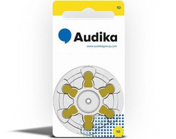 Eine Packung Hörgerätebatterien der Marke Audika (Grösse 10) zeigt eine gelbe Farbcodierung. Text: ’Audika, www.audika-group.com’. Batterien in kreisförmiger Halterung sind sichtbar.