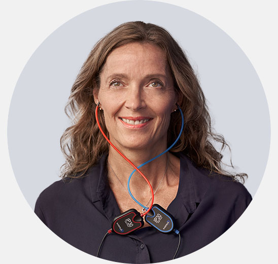 Frau führt einen Hörtest mit farbcodierten Kopfhörern durch.