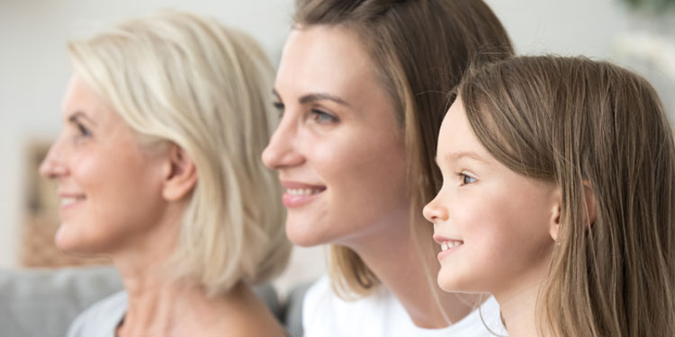 Image d'une grand-mère, fille et petite-fille