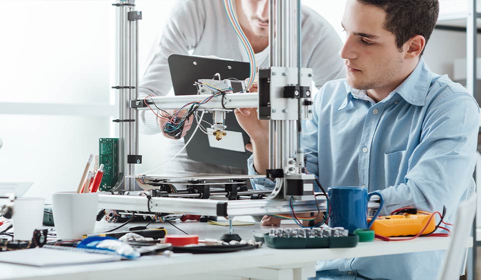 Image de deux hommes dans un laboratoire