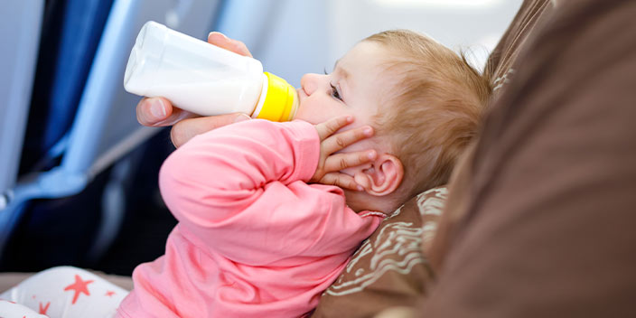 Image d'un bébé sur l'avion