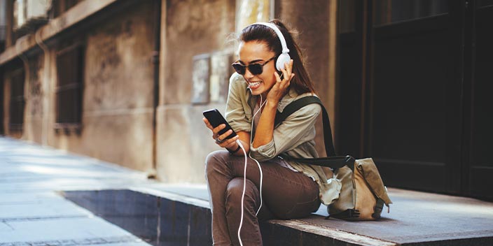 Image d'une femme qui écoute de la musique avec un casque