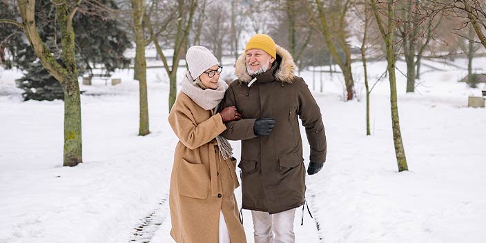 Image d'un couple dans la neige