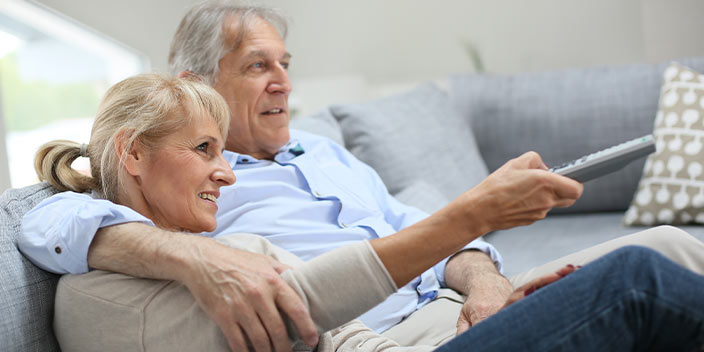 Image d'un couple regardant la télévision