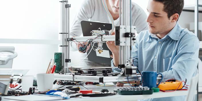 Deux hommes travaillant sur un équipement technologique dans un laboratoire