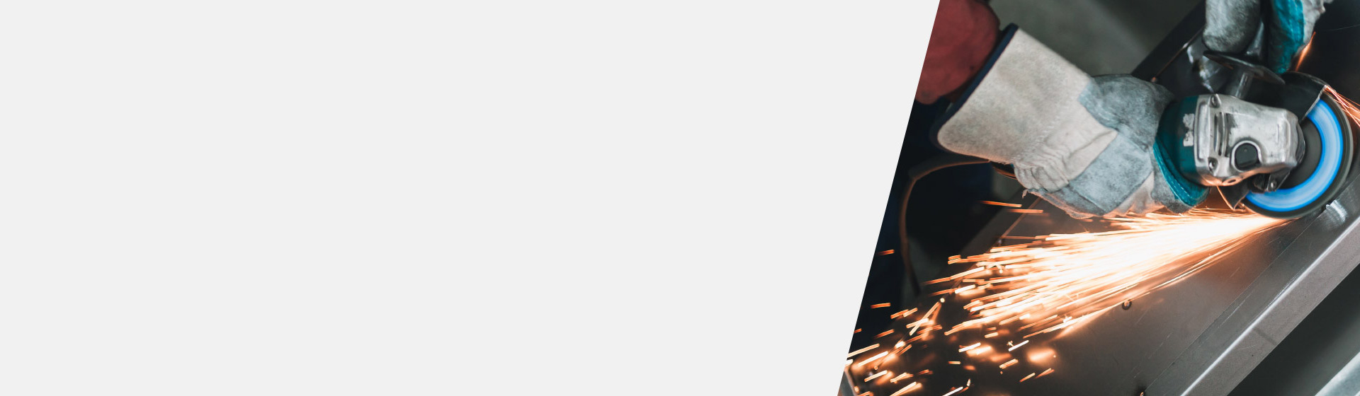 Main d’un travailleur utilisant une meuleuse avec des étincelles, illustrant un risque potentiel de perte auditive liée au bruit.