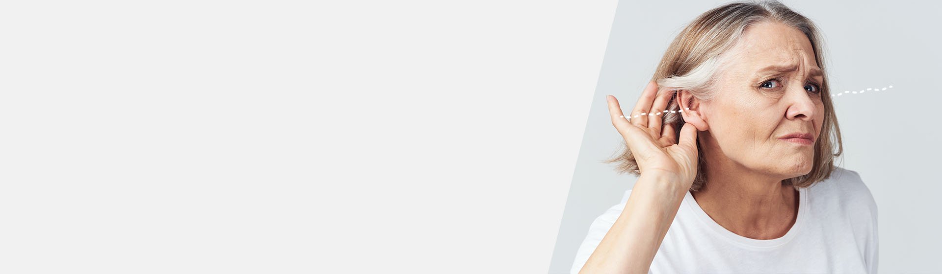 Femme touchant son oreille, illustrant une perte auditive bilatérale.