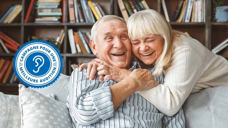 Image d'un couple et du logo de la Campagne pour une Meilleure Audition