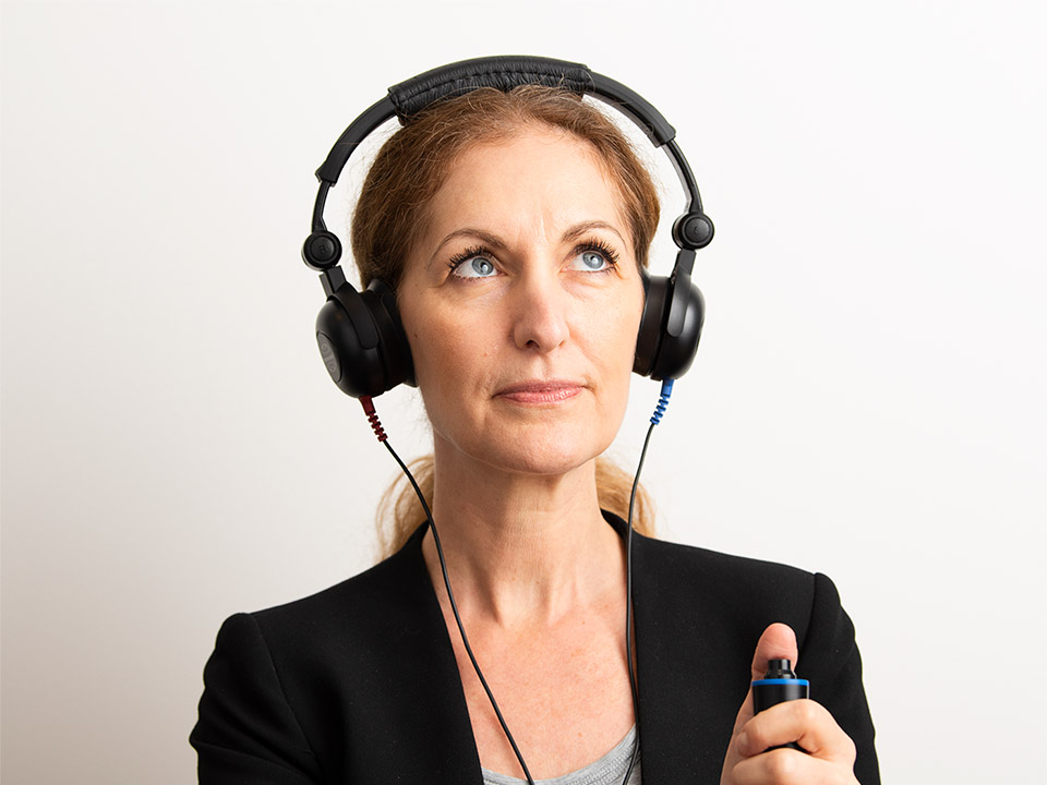 L’image montre une femme avec un casque