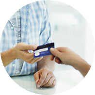 Une personne tend une carte bancaire à une autre.