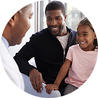 Des patients souriants en consultation avec un audioprothésiste.