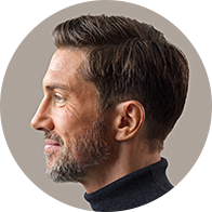 Profil d’un homme avec oreille visible, cheveux courts et col roulé foncé.