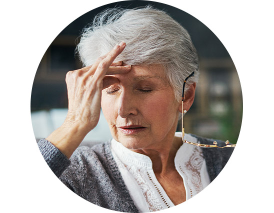 l’image montre une femme qui met sa main sur la tête