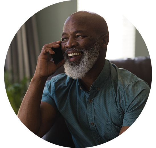 L’image montre un homme qui parle au téléphone