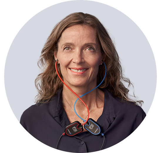 Une femme subit un examen auditif avec des appareils connectés.