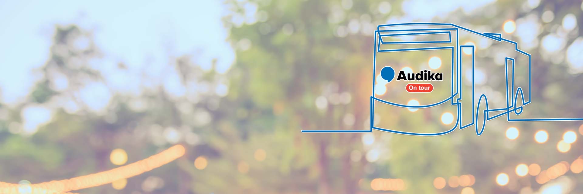 Une illustration minimaliste d’un camion avec le logo « Audika On Tour » apparaît au centre, entourée d’arbres flous et de guirlandes lumineuses dans un environnement extérieur chaleureux.