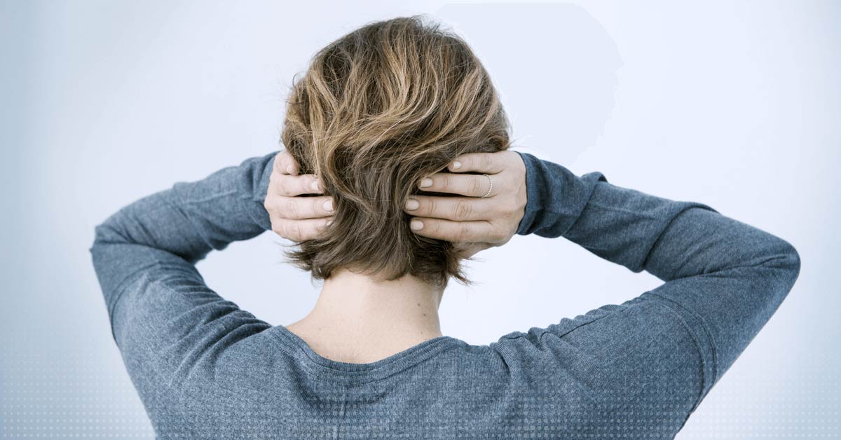 Femme couvrant ses oreilles avec les mains