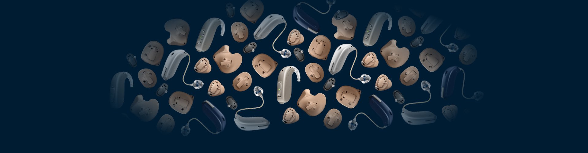 Une collection variée d’appareils auditifs intra-auriculaires et contours d’oreille, en beige, bleu et gris, flottant sur un fond bleu sombre, reflétant une expertise en soins auditifs.