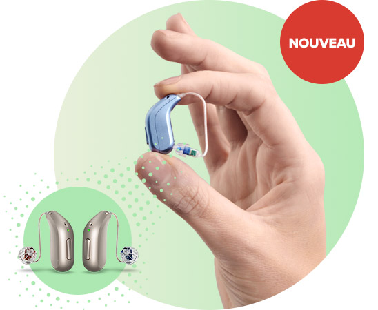 Une main tient un appareil auditif bleu Oticon dans un environnement graphique vert clair. En bas à gauche, deux autres appareils auditifs Oticon métallisés sont présentés. Texte lisible : « NOUVEAU ».