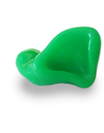 Un embout auriculaire sur mesure vert vif repose isolé sur un fond blanc, utilisé pour les appareils auditifs ou la protection auditive, optimisant le confort et l’ajustement en audiologie.