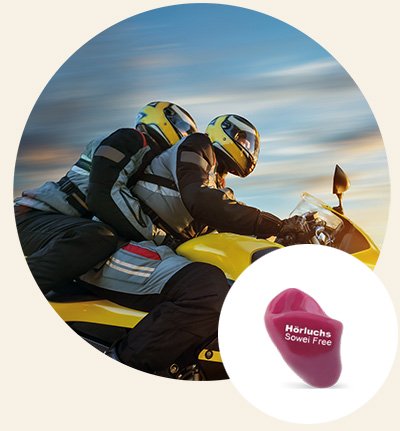 Deux motards en tenue de protection conduisent une moto jaune à grande vitesse au coucher du soleil. Inséré, un embout auditif rose avec le texte « Hörluchs Sowelu Free ».