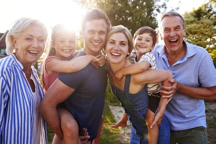 Une famille est heureuse et souriante 