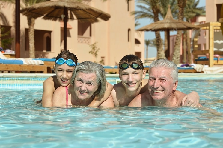 Seniors avec petits-enfants en train de se baigner