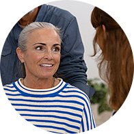 Une personne âgée discutant avec un professionnel de la santé auditive.