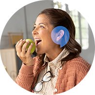 Femme éprouvant une gêne auditive avec une illustration de pression au niveau de l’oreille.