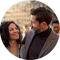 Couple en conversation dans un environnement urbain